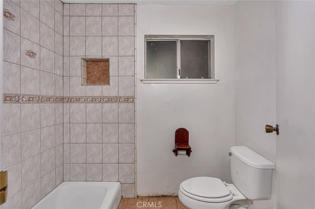 https://media.crmls.org/medias/8ac705e6-5797-4d76-977e-53ec8c0ab516.jpg?preset=X-Large