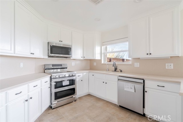 Detail Gallery Image 10 of 41 For 2575 Rale Dr, Palmdale,  CA 93550 - 4 Beds | 3 Baths