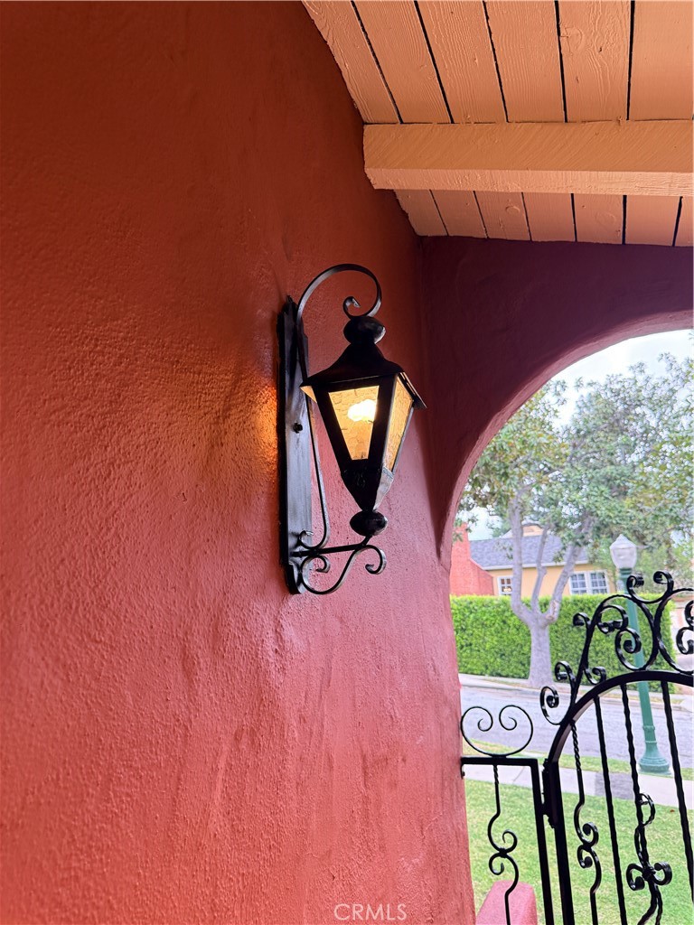 https://media.crmls.org/medias/8ac7c396-306a-4f37-bbcf-cebd38137c19.jpg?preset=X-Large