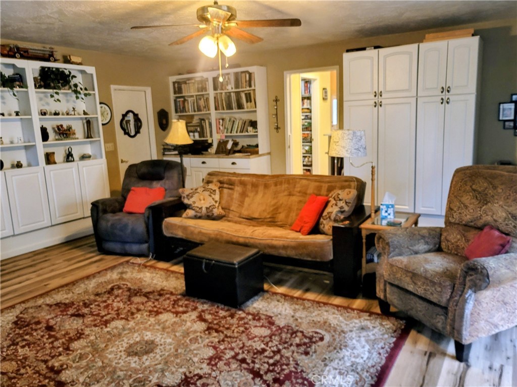 https://media.crmls.org/medias/8ac8dcbb-b6d8-4784-9879-8d310c540551.jpg?preset=X-Large
