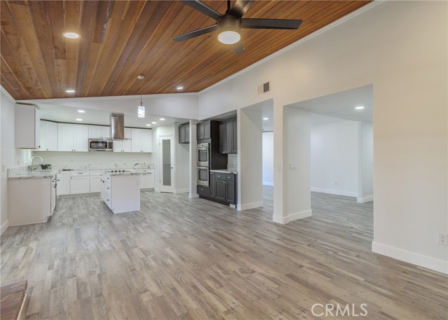 29698 Vacation Drive, Canyon Lake CA: https://media.crmls.org/medias/8ac96a4e-4b29-4ee3-9f0e-74e1036a9bc2.jpg
