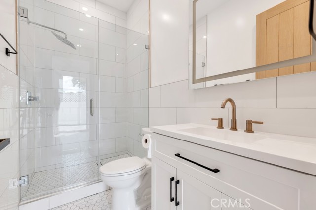 Detail Gallery Image 15 of 30 For 16510 San Fernando Mission Blvd, Granada Hills,  CA 91344 - 4 Beds | 4 Baths
