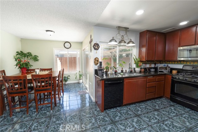 3886 New Haven Drive, Riverside CA: https://media.crmls.org/medias/8acccace-42a3-4b64-8c63-a2d0867e0bb8.jpg