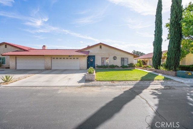 Detail Gallery Image 1 of 40 For 10335 Shahaptain Ave, Hesperia,  CA 92345 - 3 Beds | 2 Baths