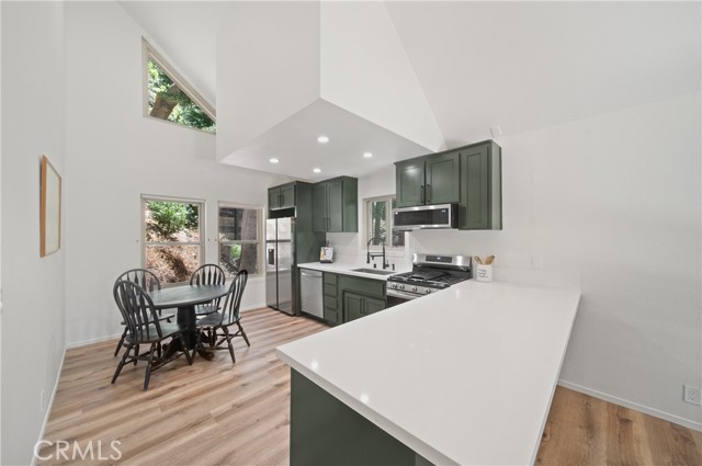 Detail Gallery Image 8 of 33 For 574 Mill Ct, Lake Arrowhead,  CA 92352 - 3 Beds | 2 Baths