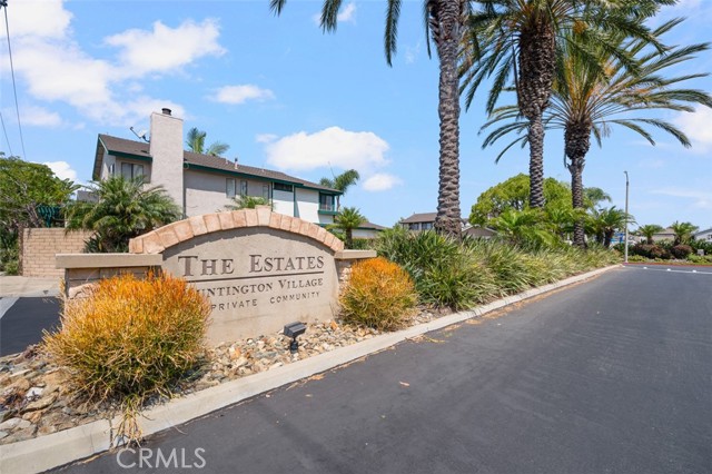 18156 Sharon Lane, Huntington Beach CA: https://media.crmls.org/medias/8ace9198-a23c-459d-9db6-4faec22d909c.jpg