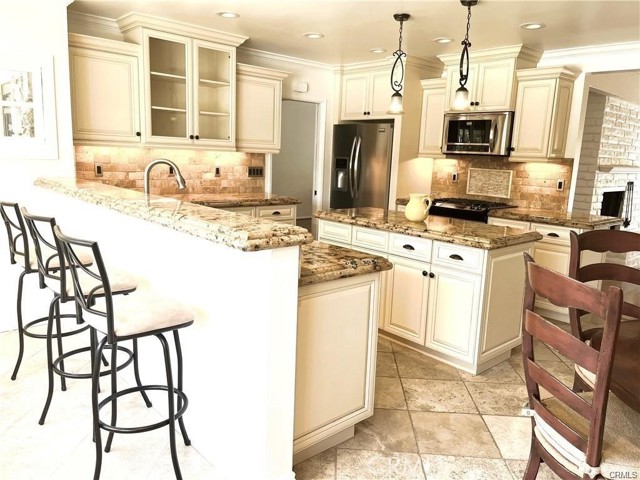 Detail Gallery Image 3 of 20 For 5341 Dubois Ave, Woodland Hills,  CA 91367 - 4 Beds | 2/1 Baths