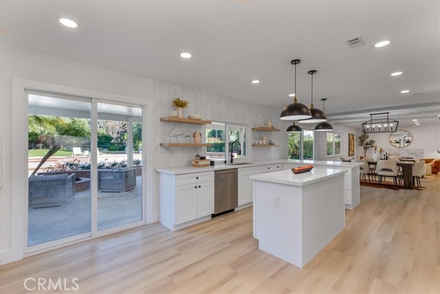 Detail Gallery Image 11 of 49 For 10900 Remmet Ave, Chatsworth,  CA 91311 - 5 Beds | 3 Baths