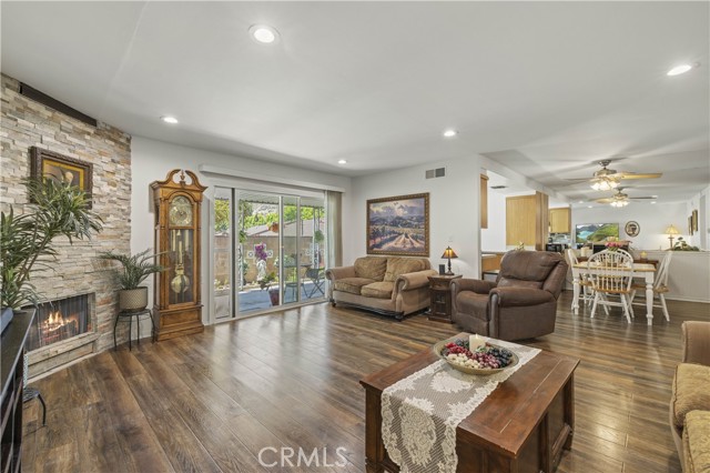 Detail Gallery Image 13 of 57 For 26817 Oak Branch Cir, Newhall,  CA 91321 - 2 Beds | 2 Baths
