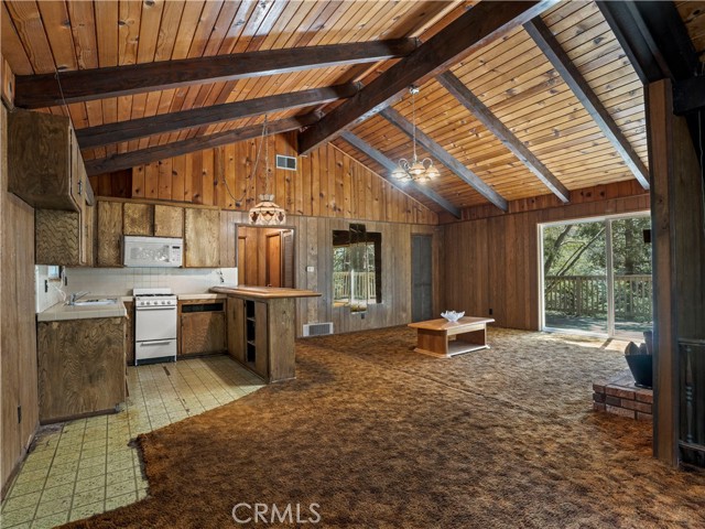 Detail Gallery Image 5 of 33 For 1155 Chateau, Crestline,  CA 92325 - 3 Beds | 1 Baths