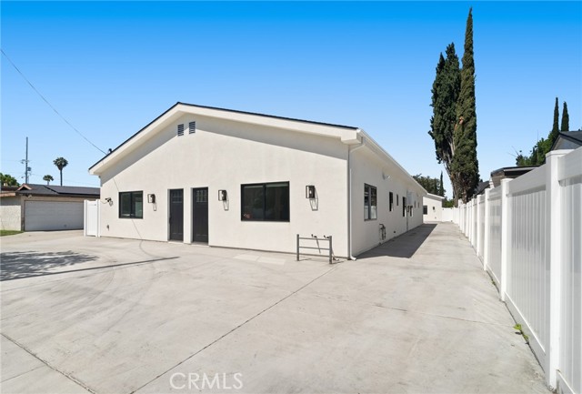 6827 Ranchito Avenue, Van Nuys CA: https://media.crmls.org/medias/8ad56e89-118b-46d8-95c3-62c0732b3f27.jpg