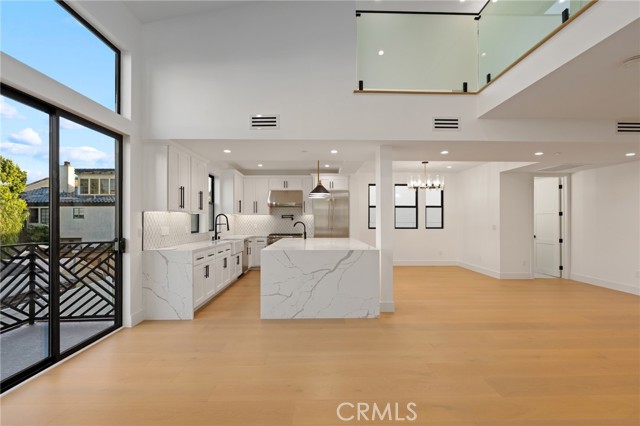 Detail Gallery Image 5 of 44 For 110 S Irena Ave #B,  Redondo Beach,  CA 90277 - 3 Beds | 4/1 Baths