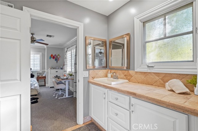 22550 Flamingo Street, Woodland Hills CA: https://media.crmls.org/medias/8ad76ff7-ce81-4d95-a9d2-991732a6c301.jpg