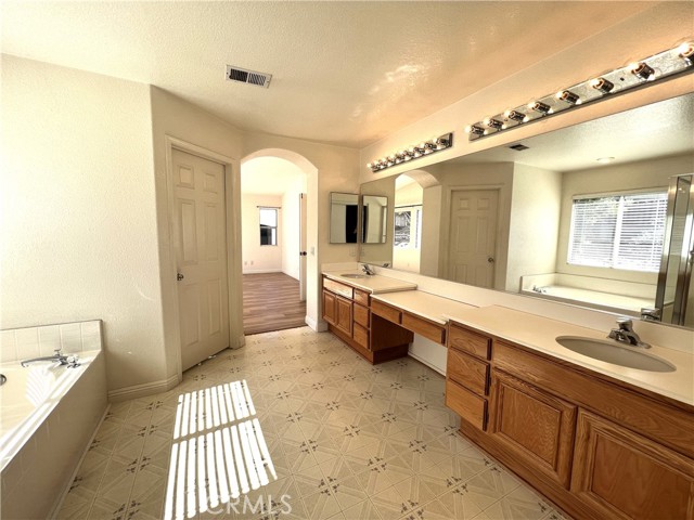 20865 Oakdale Lane, Riverside CA: https://media.crmls.org/medias/8adcf7a5-661e-42d2-a1a7-ad1576544d8d.jpg