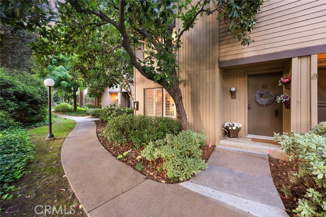 242 N Orange Grove Boulevard, Pasadena CA: https://media.crmls.org/medias/8ae00ae1-ec45-4ede-92f8-cbe1c516ce35.jpg