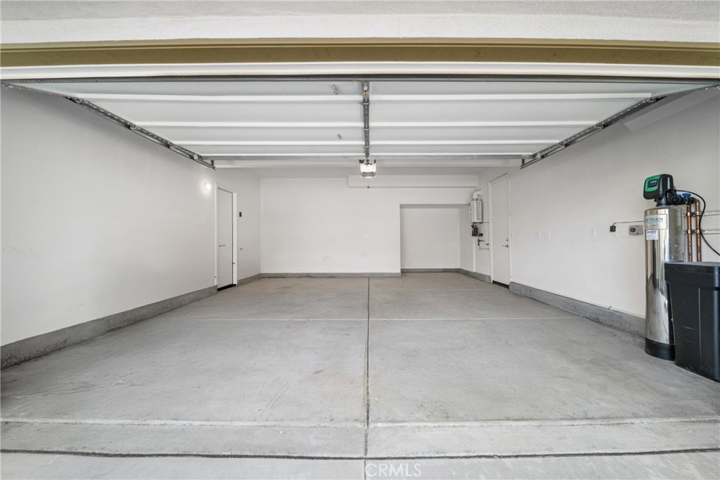 https://media.crmls.org/medias/8ae1b9d3-34e5-487f-8daf-82b265d58aab.jpg?preset=X-Large