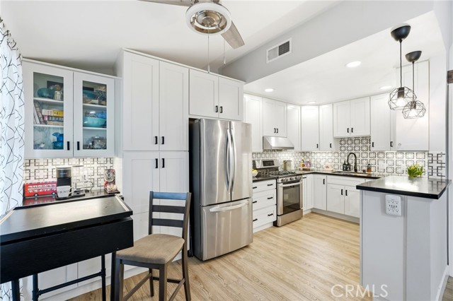 Detail Gallery Image 5 of 47 For 19237 Avenue of the Oaks #B,  Newhall,  CA 91321 - 2 Beds | 1 Baths