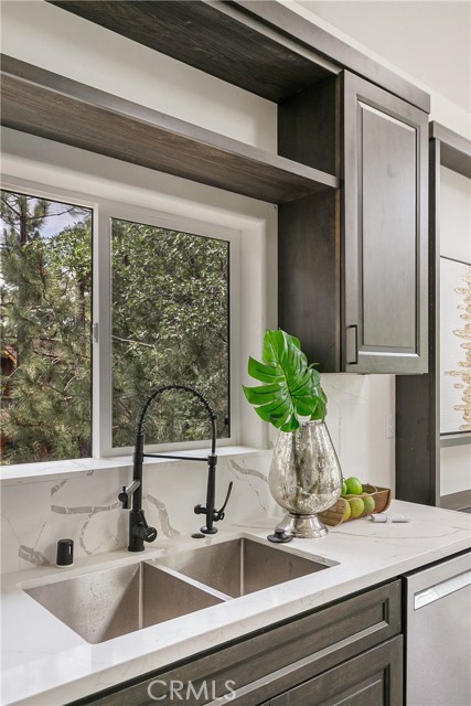 1670 Grass Valley Road, Lake Arrowhead CA: https://media.crmls.org/medias/8ae34025-d27c-4bac-9696-a9c3f8bda66e.jpg
