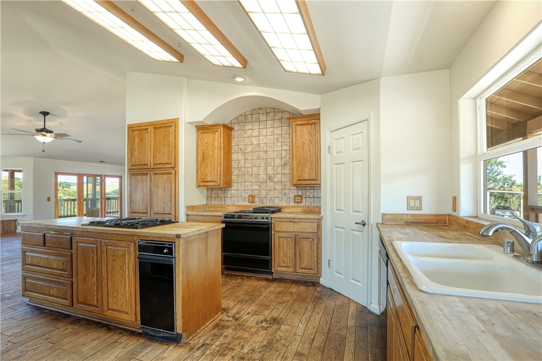 Detail Gallery Image 14 of 66 For 4425 Coyote Creek Ln, Creston,  CA 93432 - 4 Beds | 4/2 Baths
