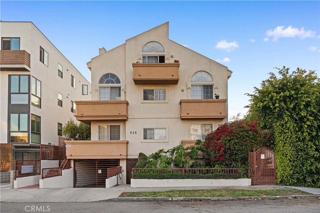 945 N Hudson Avenue #104