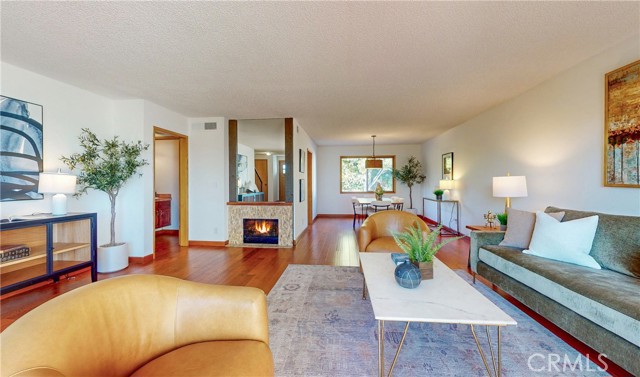 Detail Gallery Image 4 of 31 For 7727 via Capri, Burbank,  CA 91504 - 3 Beds | 3 Baths