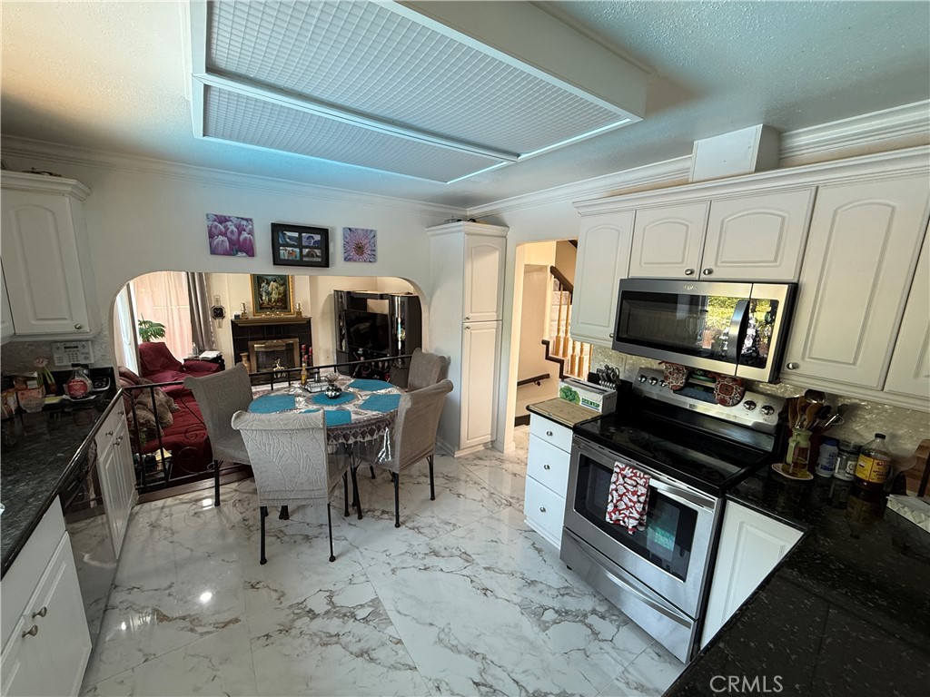 https://media.crmls.org/medias/8ae848ed-3628-44cb-9df1-d7a0a326fbd6.jpg?preset=X-Large