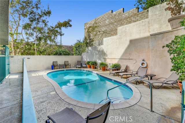 Detail Gallery Image 15 of 15 For 390 S Sepulveda Bld #102,  Los Angeles,  CA 90049 - 2 Beds | 2 Baths