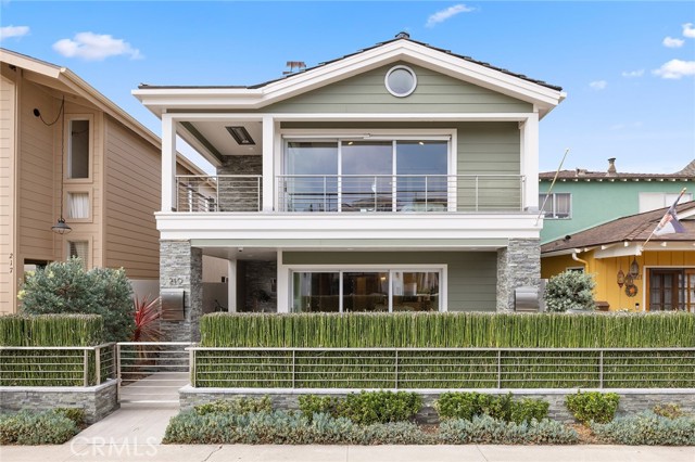 Detail Gallery Image 1 of 26 For 219 Diamond Ave, Newport Beach,  CA 92662 - 3 Beds | 3 Baths