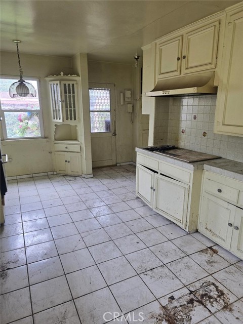 7710 S Halldale Avenue, Los Angeles CA: https://media.crmls.org/medias/8aed34bf-2442-43c8-97e2-10d4a1bb92d9.jpg