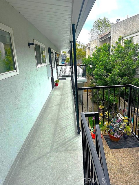 The Uppler Level Balcony Overlooks the Central Yard and Landscaping Trees. The Uppler Level Balcony Overlooks the Central Yard and Landscaping Trees.
