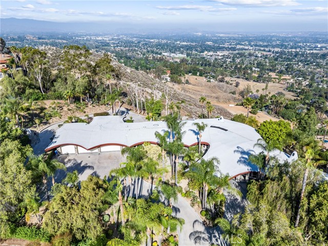 2360 Boulder Bluffs Court, Riverside CA: https://media.crmls.org/medias/8af116de-aef8-4482-8f68-81dc61c65374.jpg