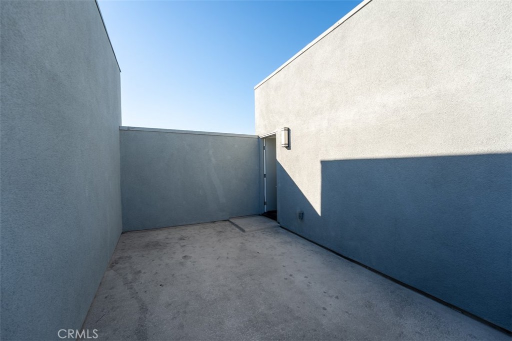 https://media.crmls.org/medias/8afab778-f61f-4a33-8a61-a6d4eddb710f.jpg?preset=X-Large