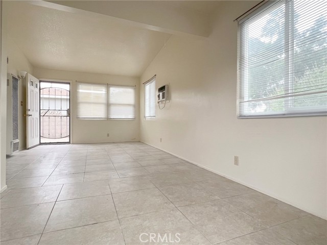 284 N Palm Avenue, Upland CA: https://media.crmls.org/medias/8afaeded-fc6f-42e2-9cbe-324cb68be613.jpg