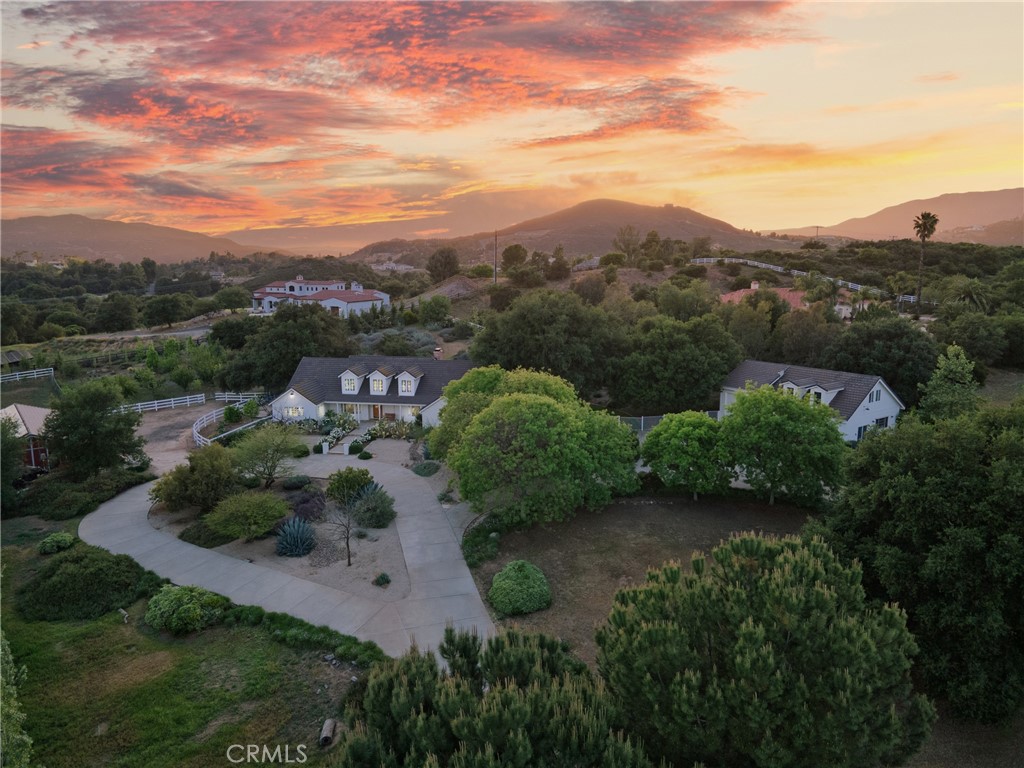 https://media.crmls.org/medias/8afb6b0a-a48b-40bb-b473-4a9fb2a56045.jpg?preset=X-Large