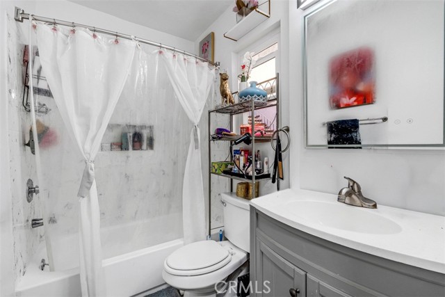 6640 Darby Avenue, Reseda CA: https://media.crmls.org/medias/8afb89bd-52f8-47e9-8260-3db406c47b00.jpg