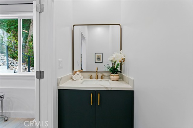 Detail Gallery Image 39 of 51 For 3900 Benedict Canyon Dr, Sherman Oaks,  CA 91423 - 3 Beds | 4 Baths