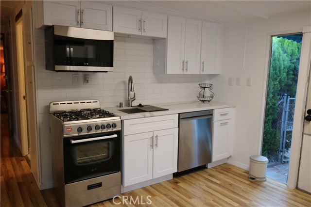 Detail Gallery Image 6 of 20 For 10711 Sherman Grove #36,  Sunland,  CA 91040 - 2 Beds | 1/1 Baths