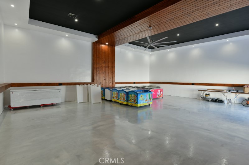 https://media.crmls.org/medias/8b01a41f-8bcd-4c23-8174-031fb042cb46.jpg?preset=X-Large