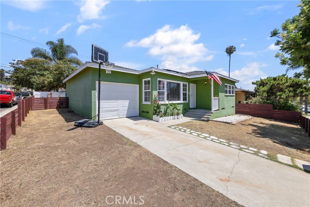 1992 Raymond Avenue, Signal Hill CA: https://media.crmls.org/medias/8b0492cf-4f24-4c0a-9ee0-49a23c41a3eb.jpg