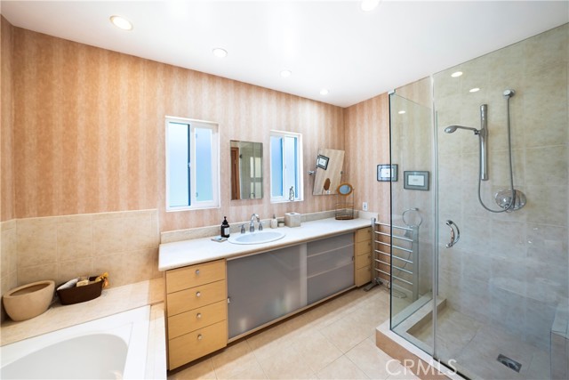 Detail Gallery Image 36 of 56 For 10707 Rochester, Los Angeles,  CA 90024 - 3 Beds | 3 Baths