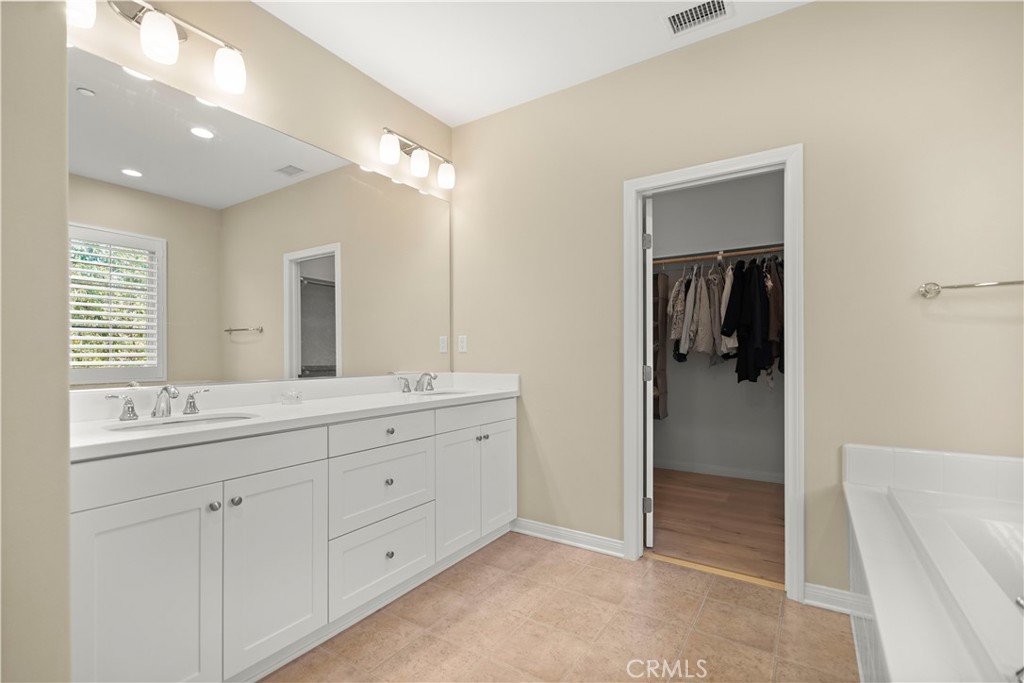 https://media.crmls.org/medias/8b06a6ea-cf72-4a15-8294-355955b553a5.jpg?preset=X-Large
