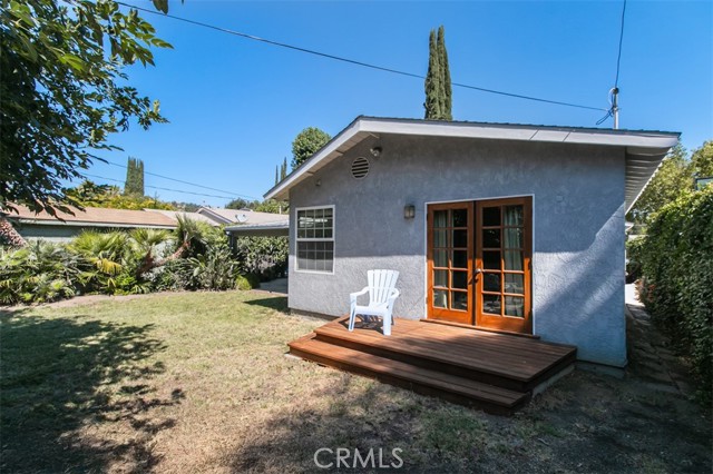 22046 Buena Ventura Street, Woodland Hills CA: https://media.crmls.org/medias/8b0815e8-e6a7-4cde-8a26-157ce70e9381.jpg