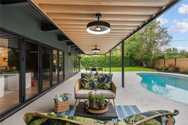 24201 Caris Street, Woodland Hills CA: https://media.crmls.org/medias/8b090433-626d-4da2-a8ce-ad141a7f0692.jpg