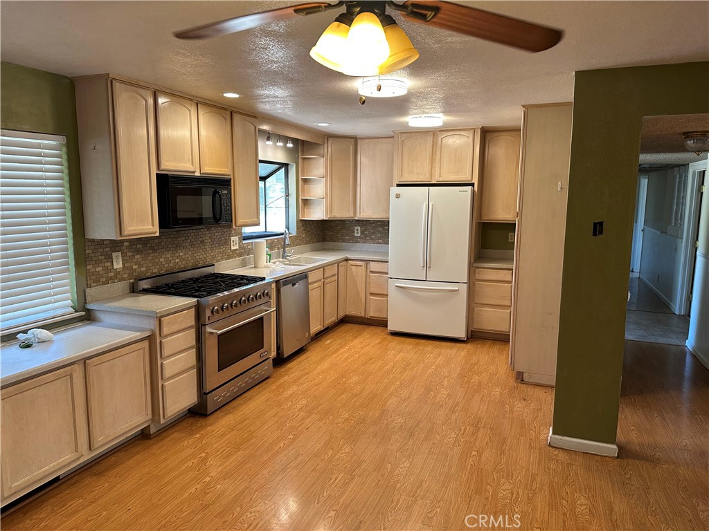 https://media.crmls.org/medias/8b0bc386-4197-460e-9cb4-219383b637c0.jpg?preset=X-Large