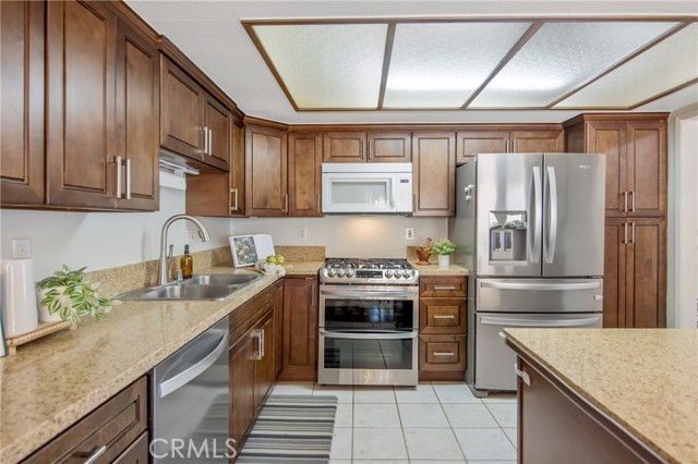 Detail Gallery Image 16 of 41 For 22810 Rio Chico Dr, Valencia,  CA 91354 - 4 Beds | 3 Baths