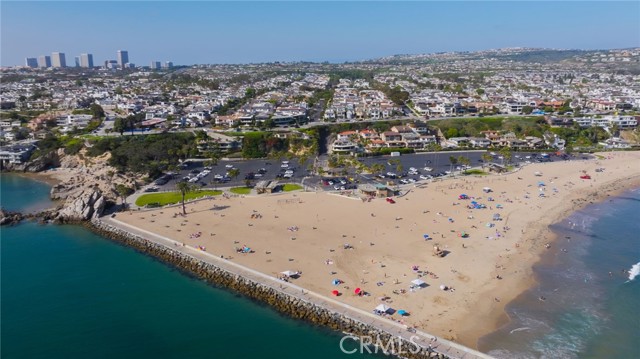 3116 Breakers Drive, Corona del Mar CA: https://media.crmls.org/medias/8b1465a4-c1d2-4271-a20a-21a3bb3042b4.jpg
