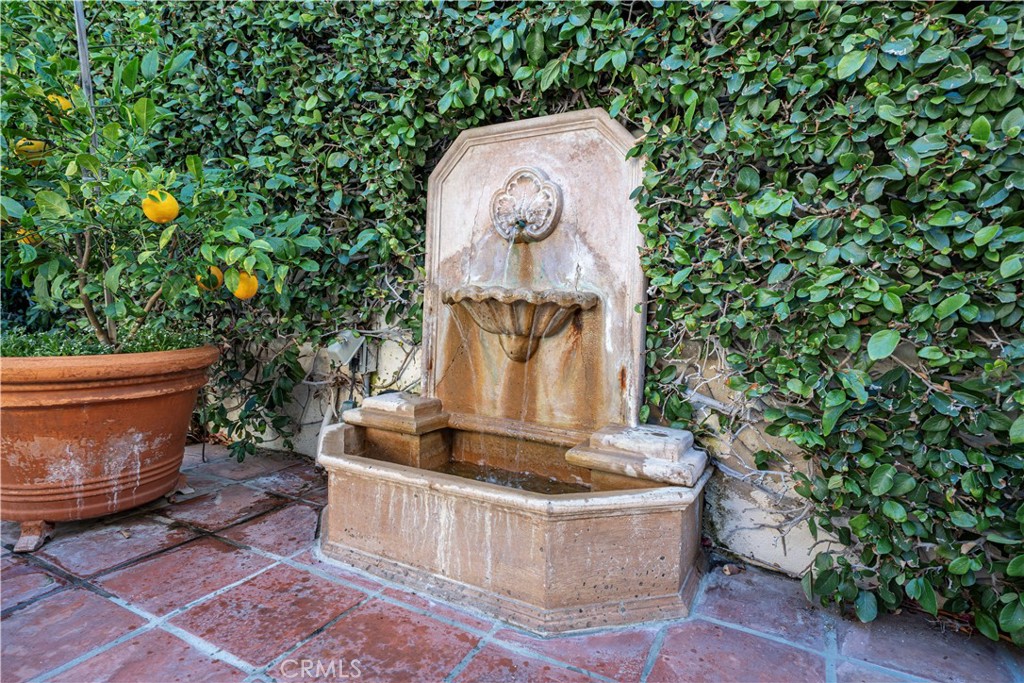 https://media.crmls.org/medias/8b186e3d-1241-49b7-a210-675fab63de1f.jpg?preset=X-Large