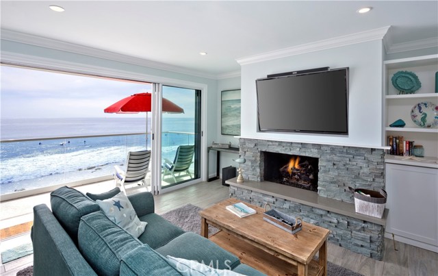 Detail Gallery Image 3 of 25 For 1249 Ocean Front #D,  Laguna Beach,  CA 92651 - 1 Beds | 1 Baths