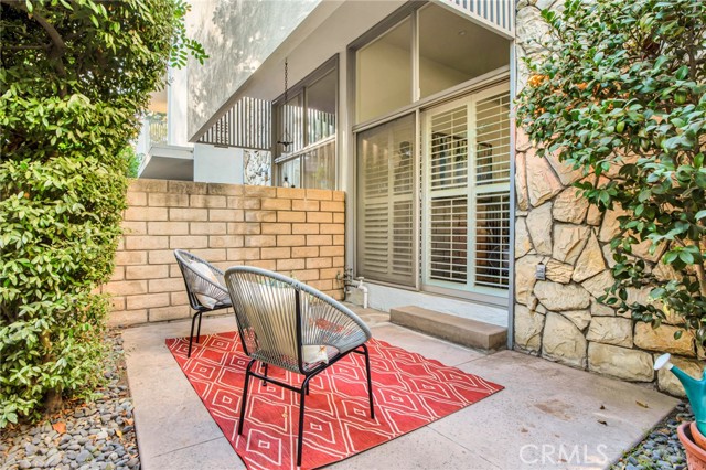 Detail Gallery Image 4 of 36 For 4221 W Sarah St #24,  Burbank,  CA 91505 - 2 Beds | 2/1 Baths