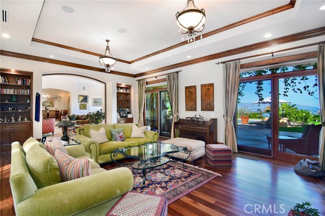 Detail Gallery Image 16 of 73 For 18933 La Montana Pl, Tarzana,  CA 91356 - 7 Beds | 6/1 Baths